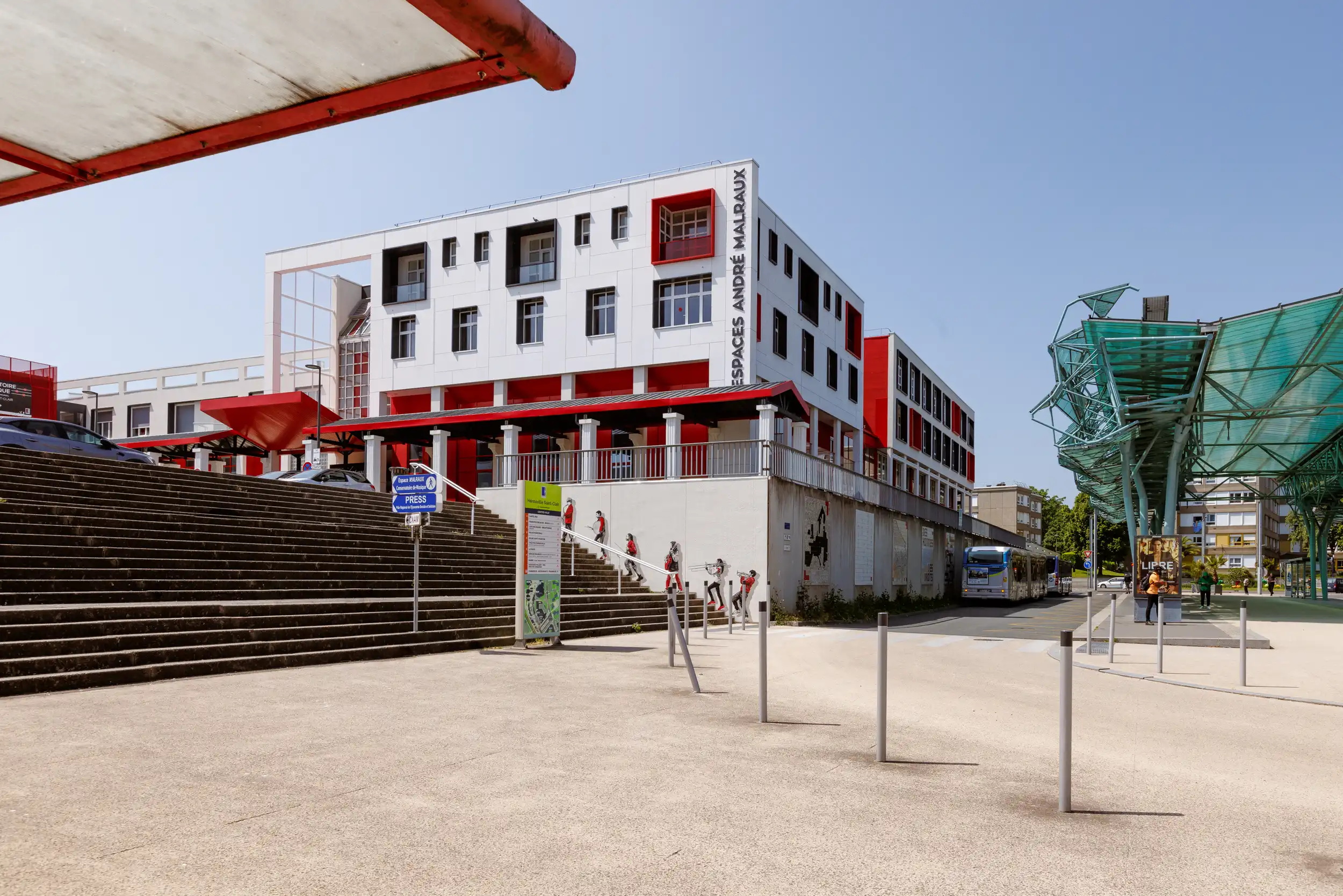 vue large sur les Espaces André Malraux intégrés à la ville d'Herouville-Saint-Clair